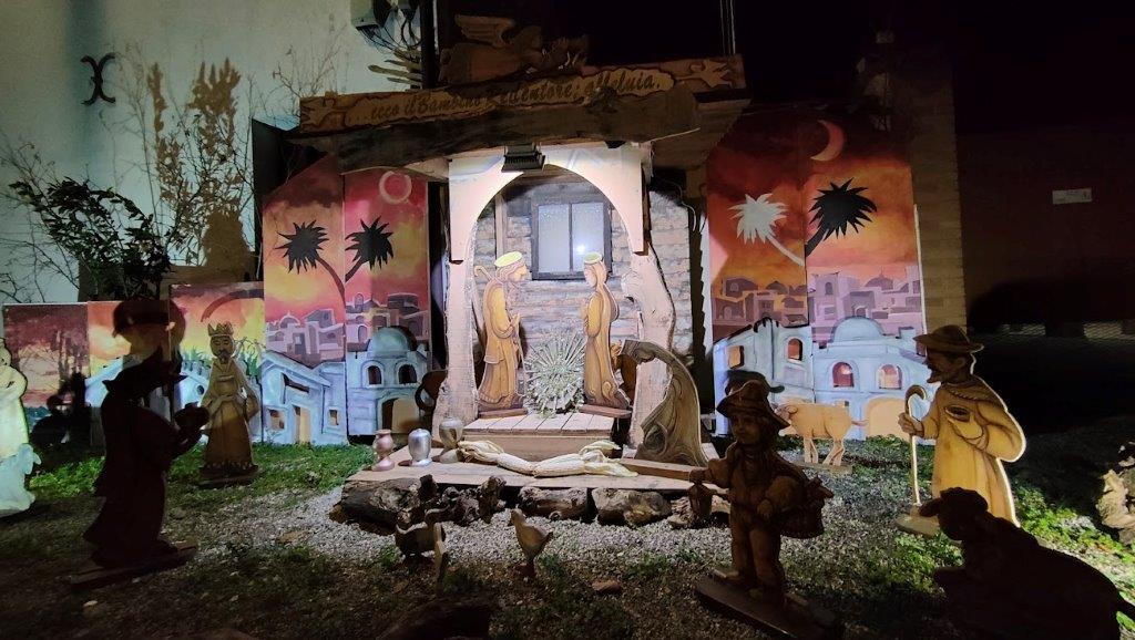 Via San Rocco a Pozzo si accende di 70 presepi