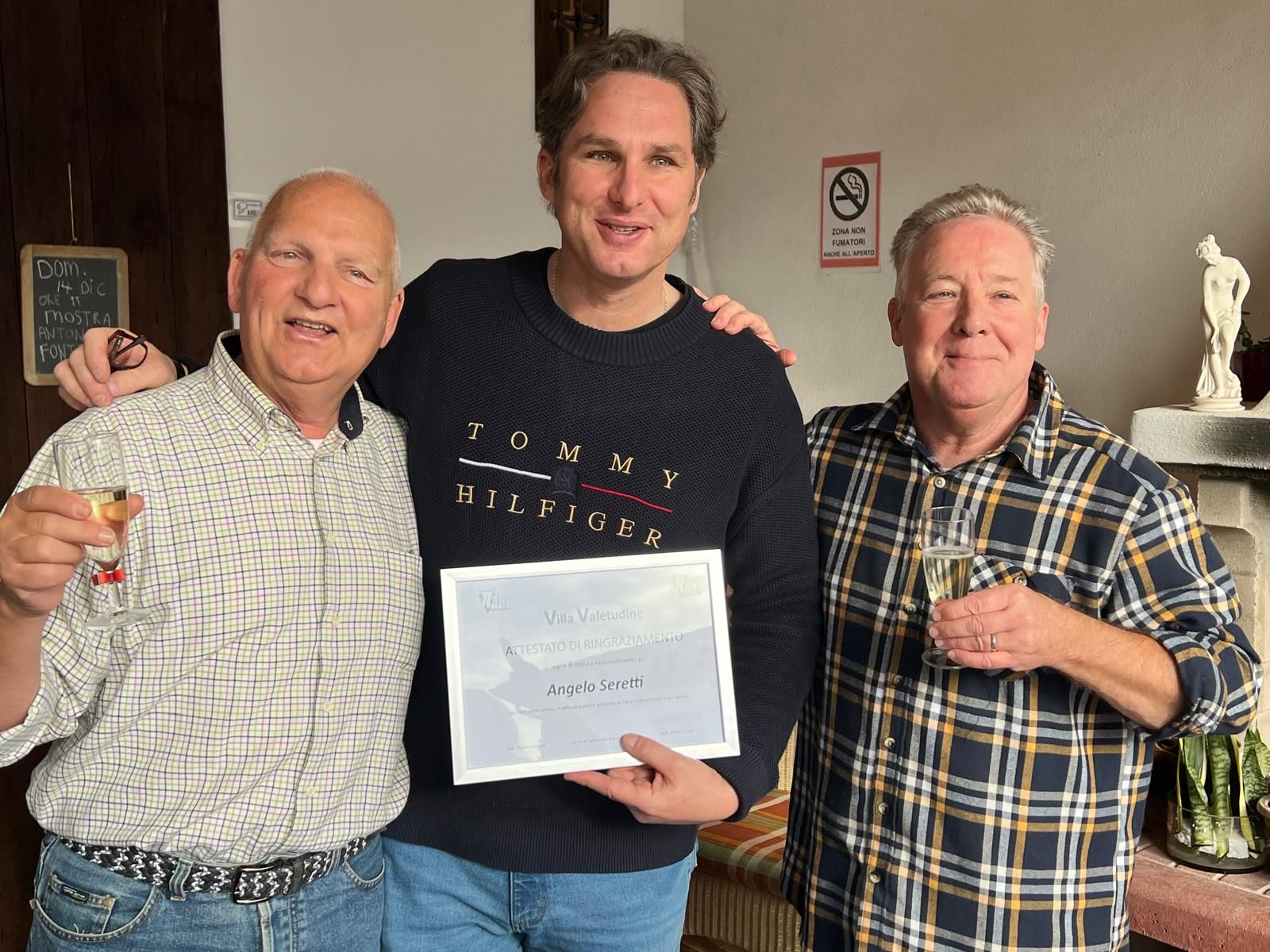 Brindisi alla vita per il finissage della mostra di Renzo Seretti